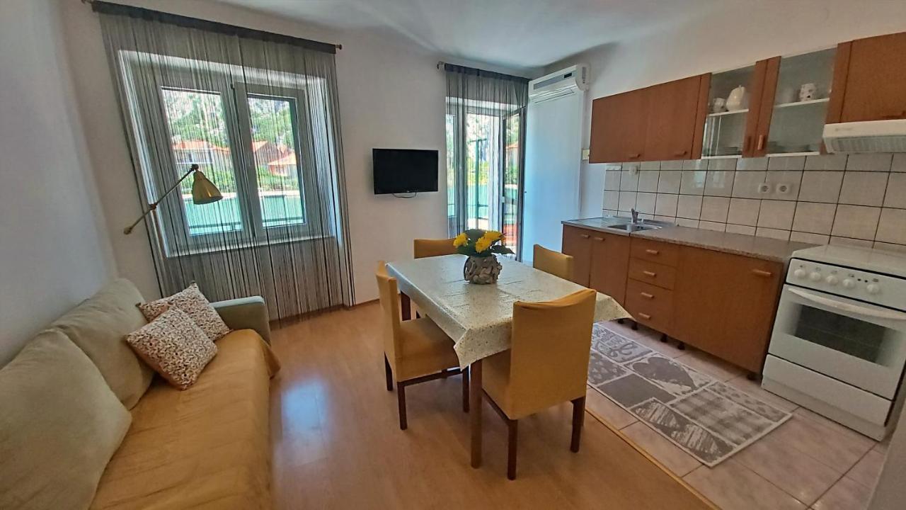 Apartment Mandic Омиш Экстерьер фото