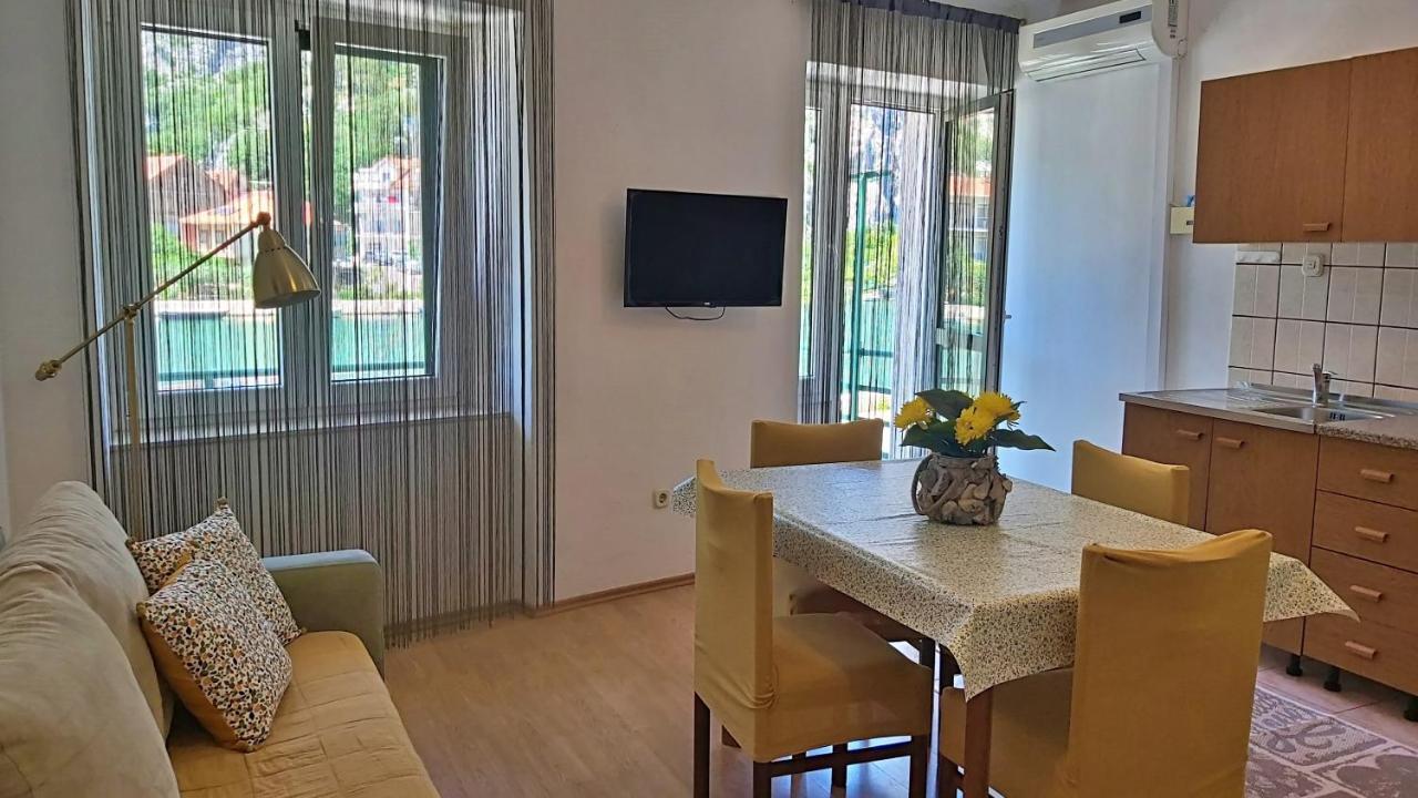 Apartment Mandic Омиш Экстерьер фото